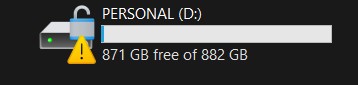 Замок и восклицательный знак на диске Win11
